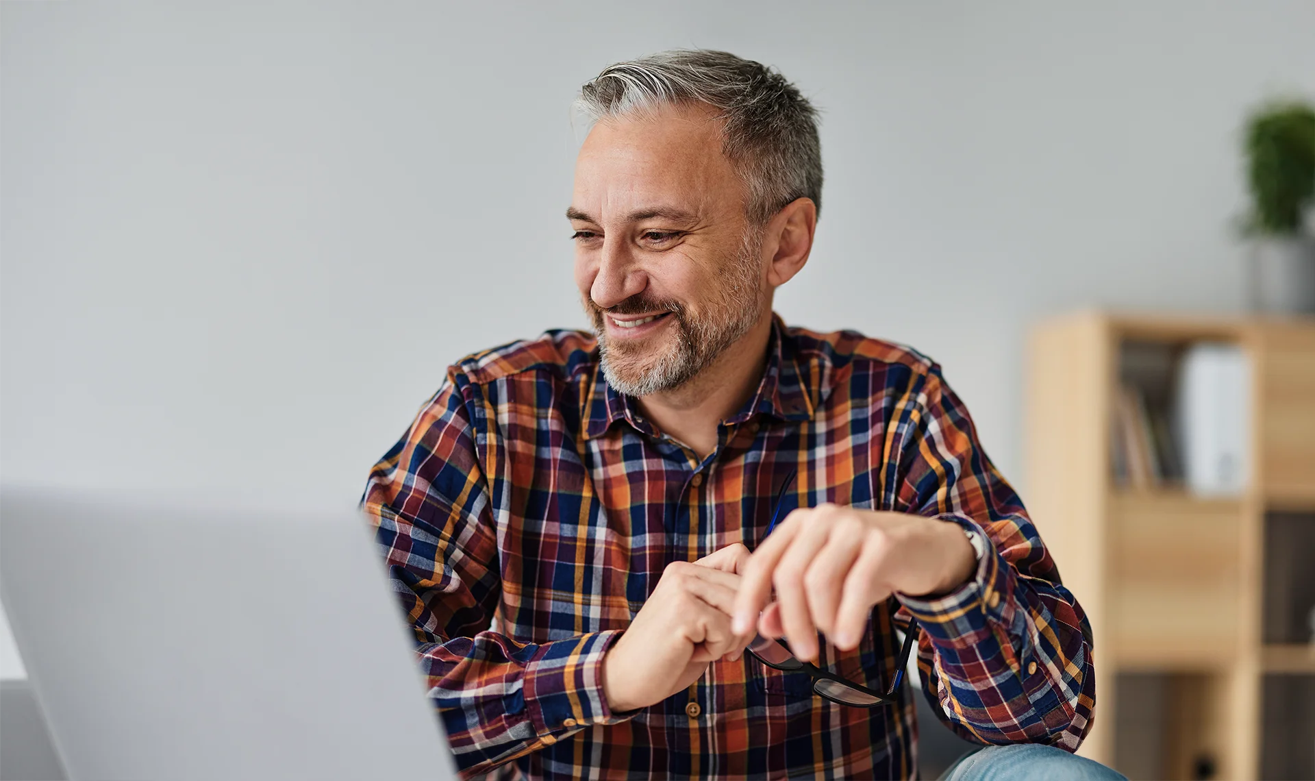 casual business man accessing financial webinars online